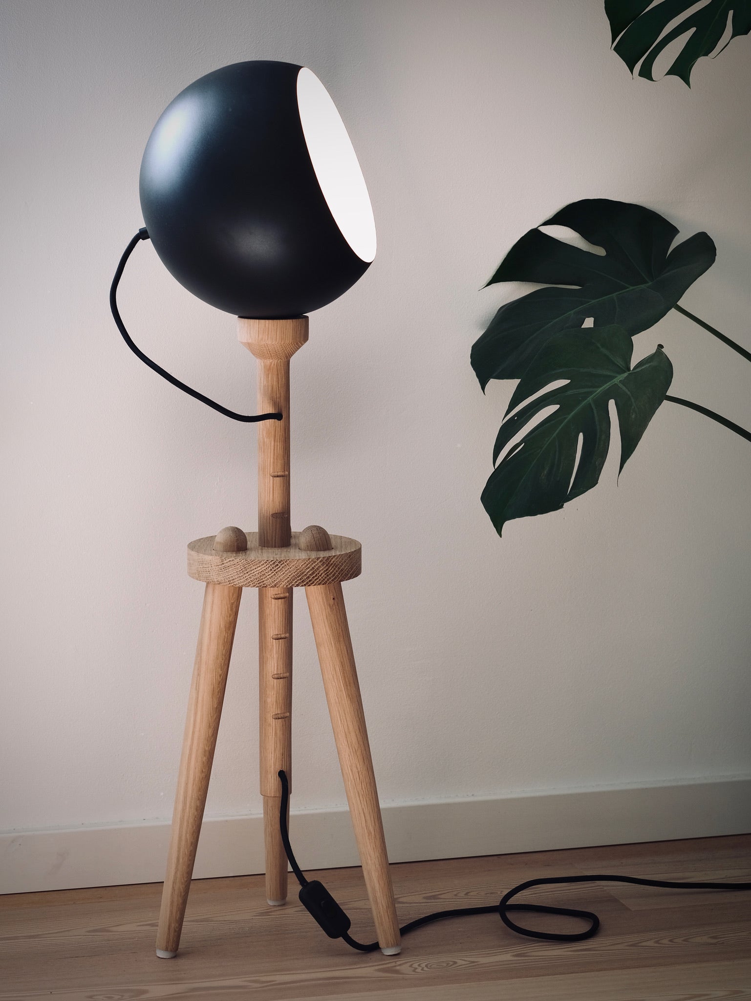 Gulvlampe standerlampe lampe design lys træ egetræ