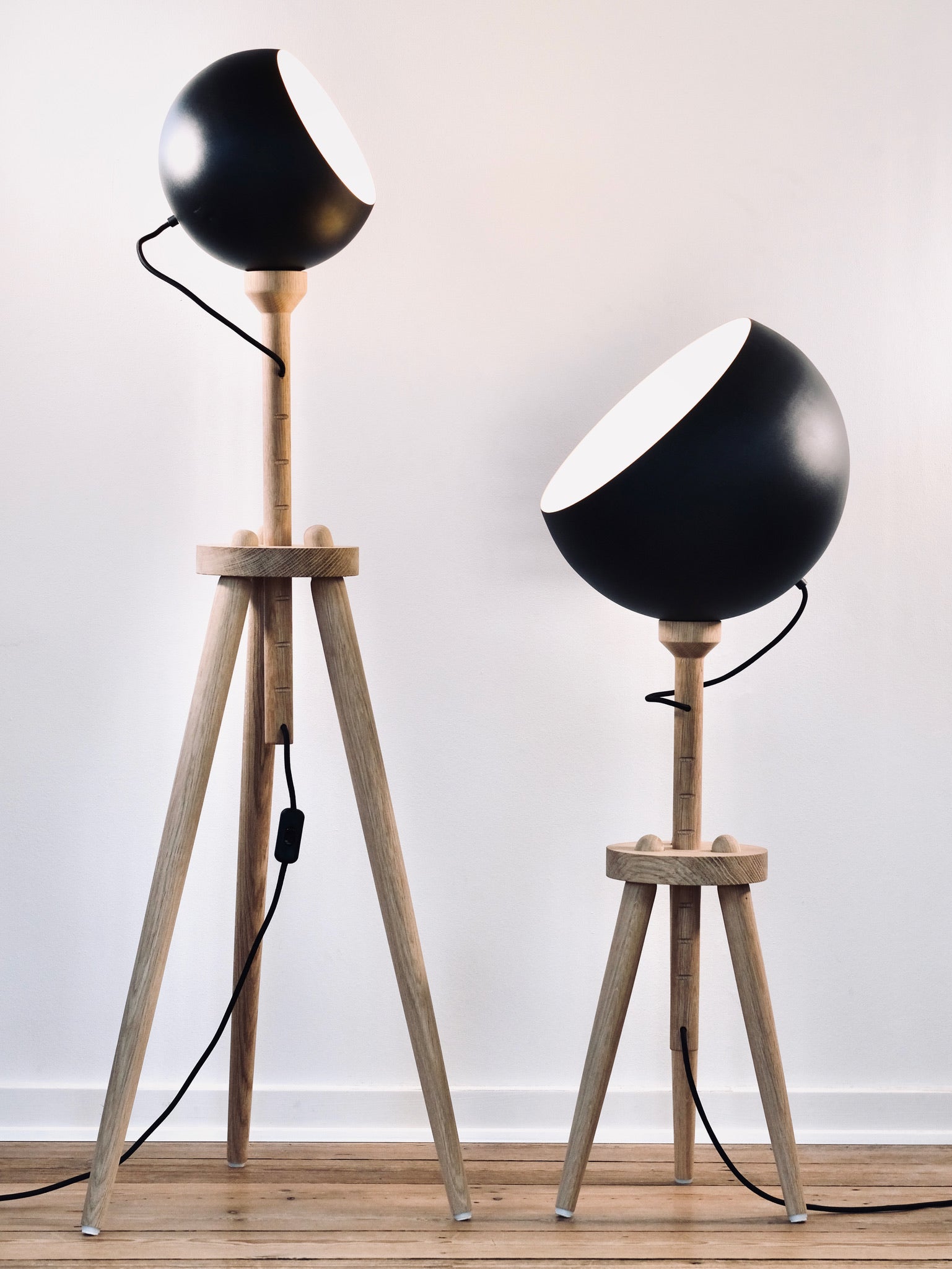 Gulvlampe standerlampe lampe design lys træ egetræ