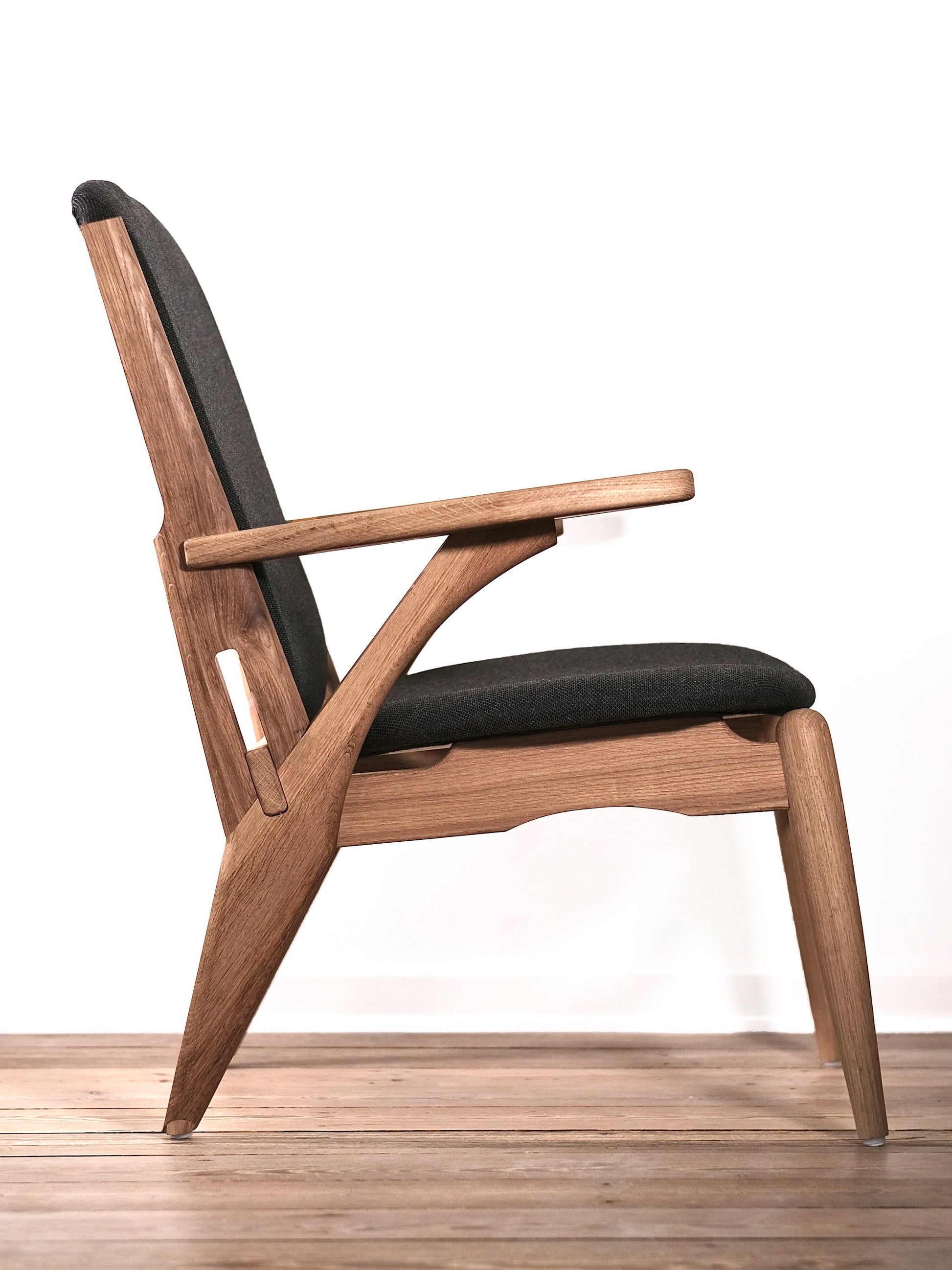 Lænestol design stol egetræ dansk moderne let elegant
