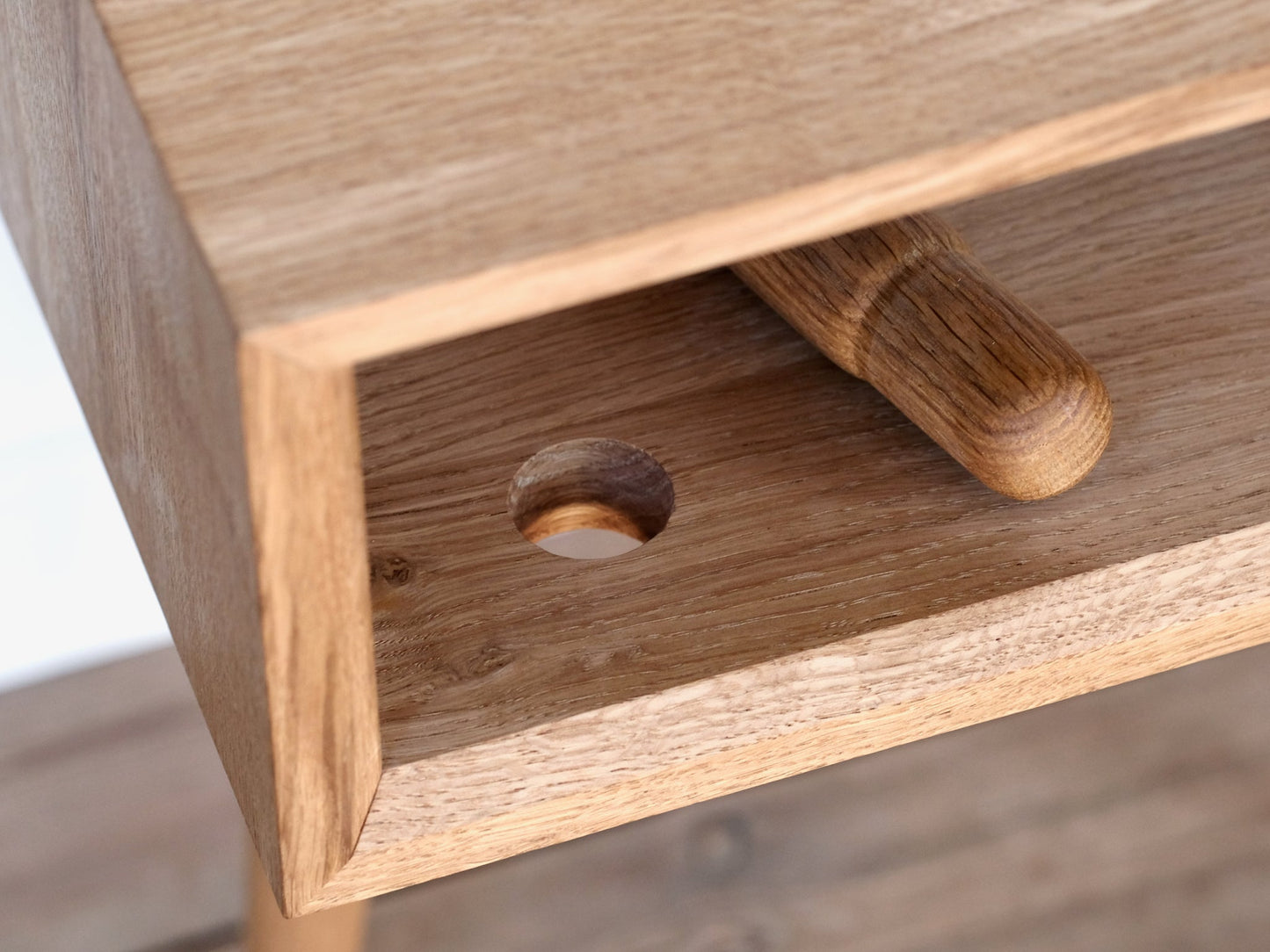 Sengebord natbord soveværelse mobler design træ egetræ enkel moderne ubehandlet fra Hjuler.Design
