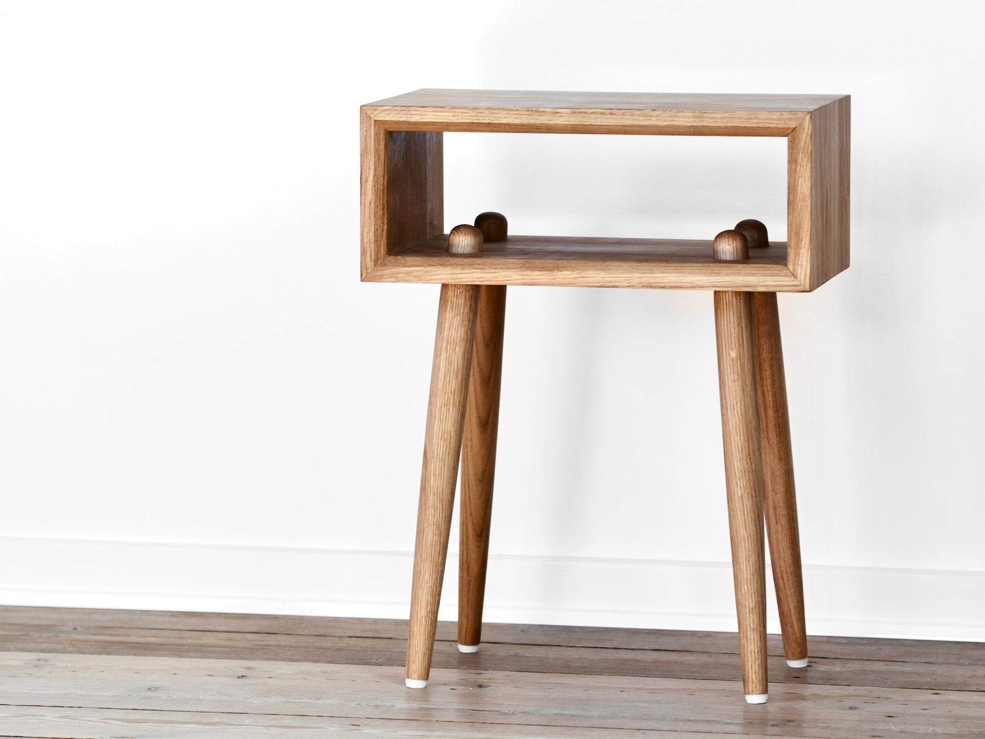 Sengebord natbord soveværelse mobler design træ egetræ enkel moderne ubehandlet fra Hjuler.Design