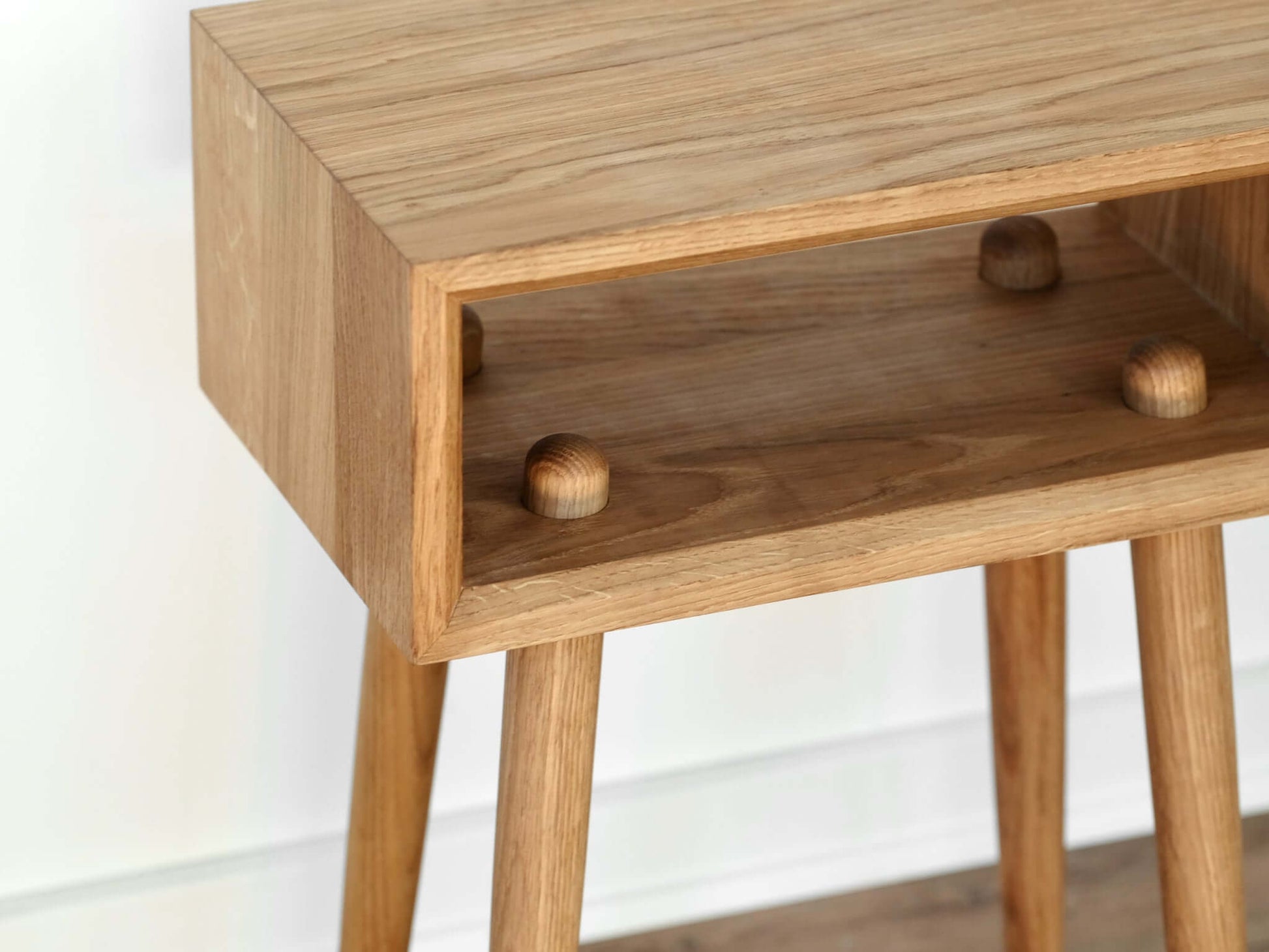 Sengebord natbord soveværelse mobler design træ egetræ enkel moderne ubehandlet fra Hjuler.Design